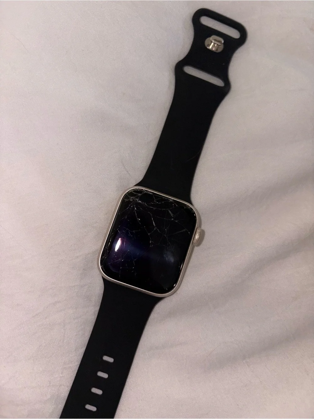 Apple Watch SE - 40 MM - Silver with Black Band - Cracked Screen